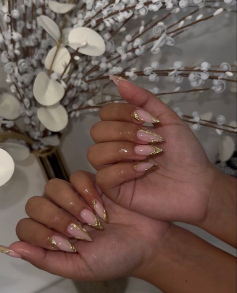 College Homecoming, Chrome Nail Designs, Designed Nails, Gold Acrylic Nails, Almond Acrylic, Girly Acrylic, Fully Booked, Gold Nail, Classy Acrylic Nails