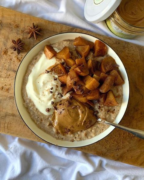 Cold Weather Breakfast, Cinnamon Apple Oats, Fall Oatmeal, Cinnamon Apple Oatmeal, Apple Oats, Simple Oatmeal, Stewed Apples, Cinnamon Water, Apple Oatmeal