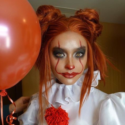 Hallowen Schminke, Pennywise Halloween Costume, Pelottava Halloween, Halloween Makeup Clown, Clown Halloween Costumes, Cute Halloween Makeup, Halloween Coustumes, Halloween Fest, Halloween Makeup Pretty