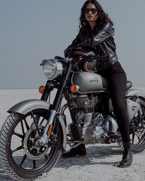 Women Bikers Photography, Himalayan Bike, Bike Riding Outfit, Himalayan Royal Enfield, Women Riding Motorcycles, Bike Icon, Biker Photography, Мотоциклы Cafe Racers, Biker Photoshoot