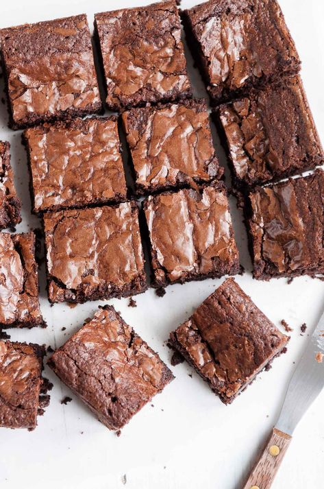 Easy Chocolate Brownies with step-by-step photos #brownies #chocolate #nigelslater #chocolatebrownies #brownierecipe Boxed Brownies Better, Coconut Brownies, Coffee Coconut, Best Brownies, Brownie Recipe, Baked Chips, Fudgy Brownies, Brownie Mix, Easy Chocolate