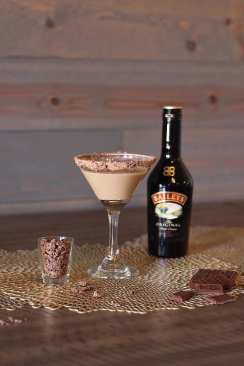 Baileys Chocolate Martini - The Wanderlust Kitchen Baileys Caramel, Baileys Martini, Sour Apple Martini, Alcohol Candy, Caramel Apple Martini, Chocolate Martini Recipe, Lavender Martini, Chocolate Baileys, Baileys Original