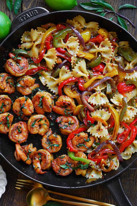 Shrimp Pasta with Bell Peppers and Red Onions (fajita-style). Pasta With Bell Peppers, Fajita Pasta, Mexican Shrimp, Shrimp Fajitas, Pepper Pasta, Fajita Seasoning, Shrimp Recipes Easy, Seafood Pasta, Onion Recipes