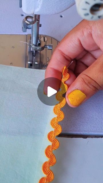 Sewing Hacks Clothes, Sewing Hacks Videos, Sowing Tricks, Clothes Tips And Tricks, Sewing Tips And Tricks, Sewing Machine Basics, Sewing Tutorials Clothes, Hacks Videos, Sewing Tips