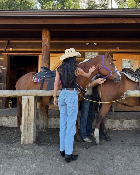 RANCH GIRL SUMMER!!! Got to gallop through beaver creek mountain on my 🐴, hiked a beautiful trail and lots of dressing up for huge dinner parties 💃🏻 last summer was euro Judy and surfer Judy but this summer I’ve been very granola lately with camping, white water rafting, horseback riding etc and I’m here for it 🪵 @macys #macys #granolagirl #ranchlife #beavercreek #macysstylecrew #macyssummerhits Horse Back Riding Outfits Women, Trail Riding Outfit, Trail Ride Outfit, Atv Riding Outfit, Mountain Cowgirl, Horseback Riding Aesthetic, Napa Bachelorette, Nashville Vibes, Horseback Riding Outfit