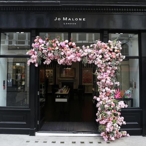 Boutique Entrance Ideas, Floral Entrance Decor, Floral Entrance, Store Entrance, Flower Cafe, Flower Shop Design, Decoration Vitrine, Retail Store Interior Design, Storefront Design