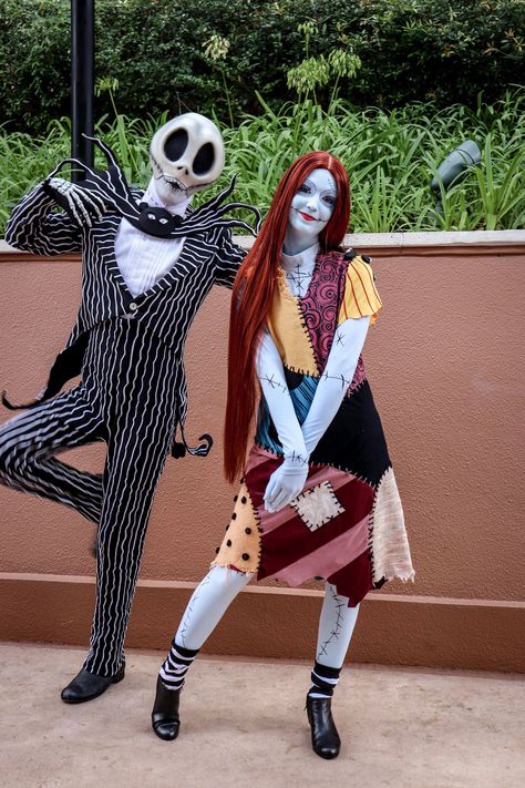 Jack And Sally Costumes, Sally Halloween Costume, Jack Skellington Costume, Nightmare Before Christmas Costume, Kostum Halloween, Sally Costume, Classic Halloween Costumes, Couples Halloween Outfits, Disney World Characters