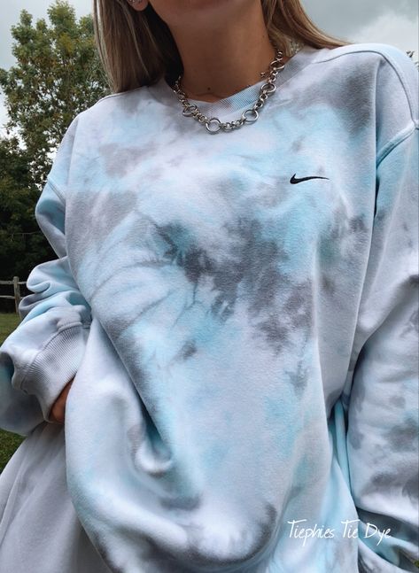 Vintage Nike sweatshirt. One of a kind piece tie dyed by Tiephies in Blue and Grey. So unique. Find tiephies on instagram @tiephies_uk #tiedyeyoursummer #tiedyefashion #tiedyeshirts #oversized #oversizedjumper #nike #sweatshirt #tiedie #tyedye Tie Dye Nike Hoodie, Tye Dye Hoodie Outfit, Tie Dye Hoodie Outfit, Tie Dye Sweatshirt Outfit, Sweatshirt Outfit Ideas, Sweatshirt Tie Dye, Denim Diy Clothes, Diy Tie Dye Shirts, Vintage Nike Sweatshirt