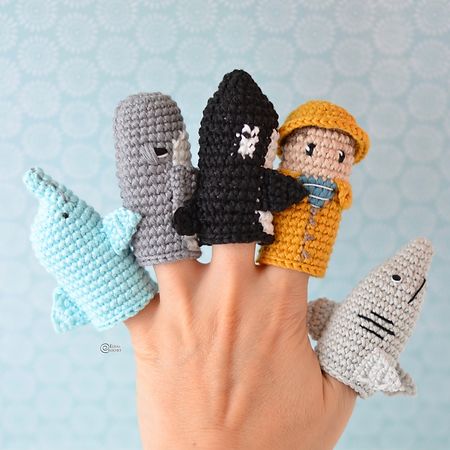 Shark Finger Puppet Free Crochet Pattern By Elisa's Crochet Crochet Puppets, Nautical Crochet, New Crochet Patterns, Crochet Shark, Crochet Baby Socks, Finger Puppet Patterns, Toddler Boy Toys, Puppet Patterns, Finger Puppet