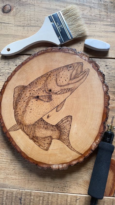 This is a wood burned trout on a basswood round. This is hand drawn and burned by me and is then sealed with a polyurethane gloss and comes with hardware so it is ready to hang in your home. Size Options: Small: 7"-10" diameter Medium: 8"-11" D Large: 11-14" Extra Large: 12"-16" D This will bring your rustic and western home together. It looks amazing in any part of your home... Even a man cave or shop. Wood Burned Animals, Wood Burn Patterns, Wood Burning Painting, Wood Burning Decor, Ideas For Wood Slices, Wood Burn Projects, Wood Burning Animals, Wood Burn Ideas, Animal Wood Burning