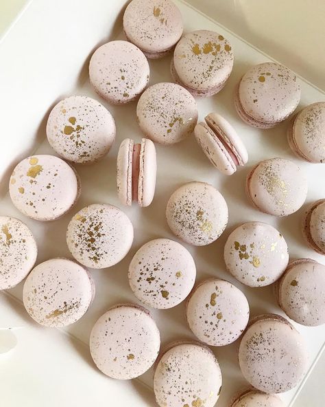 Italian Macarons, Lemon Macarons, Wedding Macarons, Vanilla Macarons, Christmas Macarons, Chocolate Macaron, Macaron Flavors, Cake Studio, Macaron Recipe