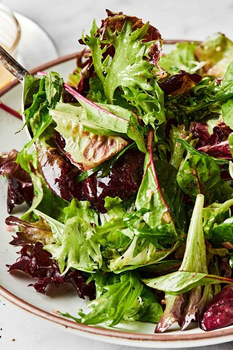 This Fresh Mixed Greens Side Salad is so easy to make but tastes anything but basic! Simply toss your favorite leafy mixed greens with a bright & punchy red wine vinaigrette – a palette-cleansing combo inspired by the classic French bistro salad. The result is a perfect light & fresh side salad for pasta, steak, salmon, & so much more! #mixedgreenssalad #mixedgreensrecipe #sidesalad #sidesaladrecipes #saladrecipes #sidedishes #bistrofood #easyhealthyrecipes Simple Greens Salad, Side Salad With Steak, Side Salad For Pasta, Side Salad For Steak, Salad For Steak, Mixed Green Salad Recipes, Leafy Green Salad Recipes, French Bistro Salad, Mixed Greens Recipe