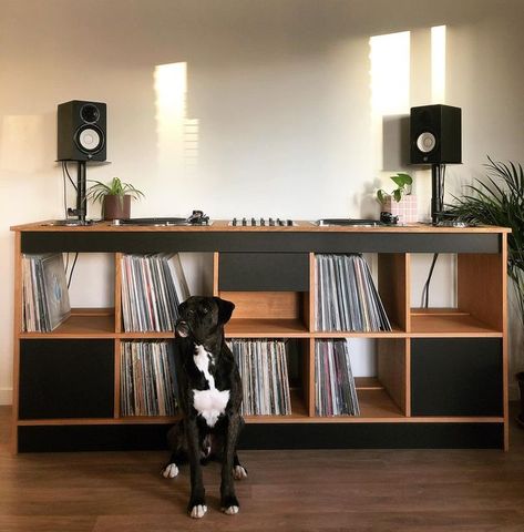 Tom Gozlan on Instagram: "DJ booth sur mesure Bois latté chêne MDF noir" Dj Furniture Home, Living Room Dj Setup, Dj Desk Design, Dj Corner At Home, Dj Desk Ideas, Dj Decks Dj Setup, Dj Living Room, Dj Console Design, Dj Room Ideas