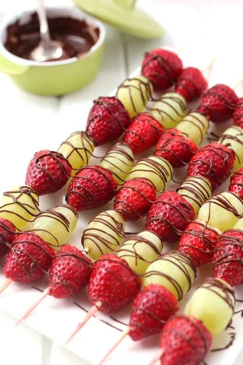 Chocolate-Drizzled Christmas Fruit Skewers- The Healthy Maven Christmas Fruit Dessert, Tårta Design, Fruit Kebabs, Fruit Appetizers, Fruit Platter Designs, Fruit Skewers, Fruit Kabobs, Fruit Arrangements, Christmas Fruit