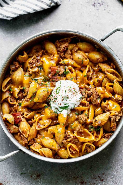 A healthier take on taco pasta! You'll love this recipe and more in this roundup of the best ground turkey recipes! Perfect for dinners or lunches. Family Vacation Dinner Ideas, Ground Turkey And Pasta Recipes, Pasta Mexicana, Mexican Pasta Recipes, Best Ground Turkey Recipes, One Pot Mexican, Ground Turkey Pasta, Mexican Pasta, Turkey Pasta