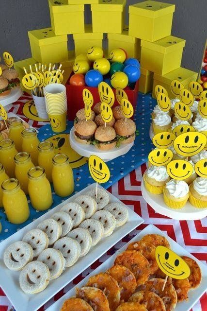 A really fun smiley face spread. We love the patterns and bright yellows, blues, and reds. Party Emoji, Emoji Cake, Emoji Birthday Party, Emoji Party, Emoji Birthday, Party Goodies, 13th Birthday Parties, 10th Birthday Parties, בר מצווה