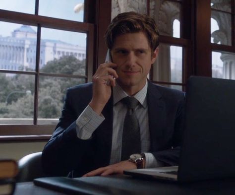 Sneak peak of @AaronTveit as Gareth in #BrainDead 1.03 Aaron Tveit Braindead, Aaron Tveit, Brain Dead, Love My Husband, Hot Actors, Sneak Peak, Musical Theatre, Man Crush, Future Husband