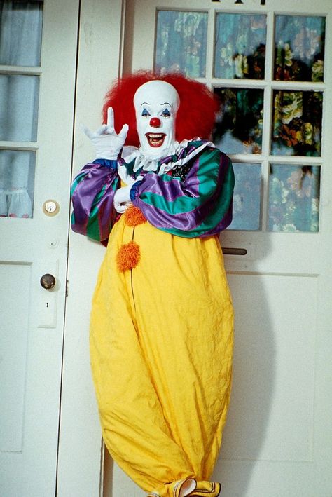 Tim Curry in Stephen King's It (1990) 😱 Tim Curry Pennywise, Stephen Kings, Horror Photos, Pennywise The Clown, Tim Curry, Jay Ryan, Pennywise The Dancing Clown, Bill Hader, Septième Art