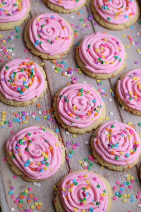 Confetti Cake Cookies, Confetti Cake Recipes, Copycat Cookies, Crumbl Copycat, Raspberry Cheesecake Cookies, Almond Frosting, Crumble Cookie Recipe, Cheesecake Frosting, Confetti Cookies