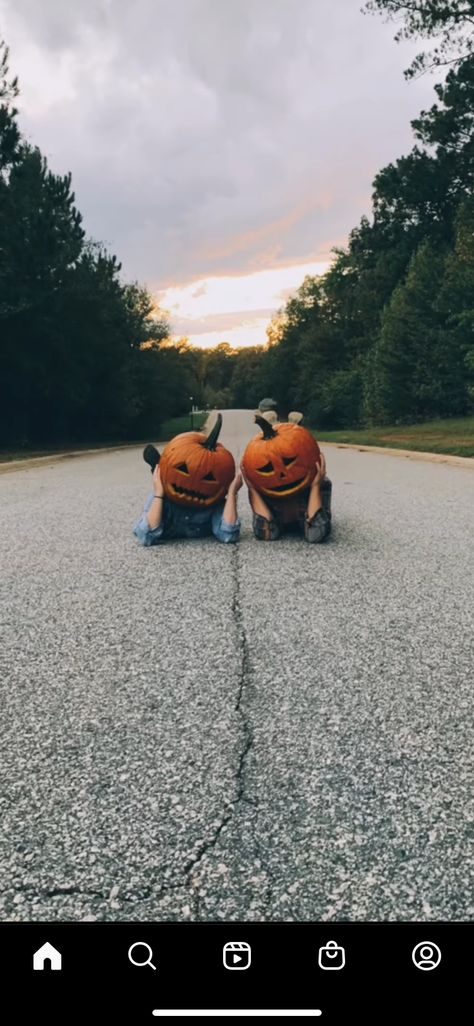 Pumpkin Head Photoshoot Friends, Pumpkin Head Mask, Pumpkinhead Photoshoot, Mask Creepy, Pumpkin Photography, Scarecrow Mask, Spooky Pictures, Pumpkin Patch Photoshoot, Pumpkin Patch Pictures