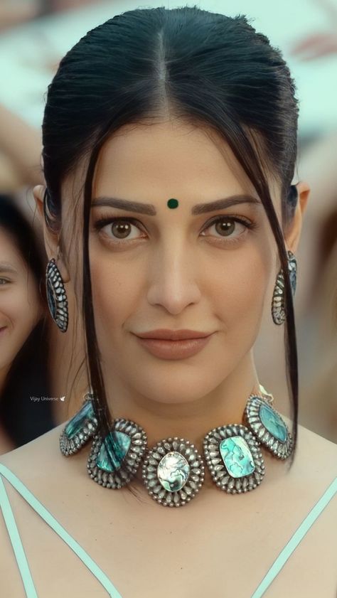 Shruthi Hassan Face, Shruti Haasan, Original Supermodels, Mexican Women, Beauty Face Women, Beauty Pictures, Indian Beauty Saree, Beautiful Smile, Beauty Face