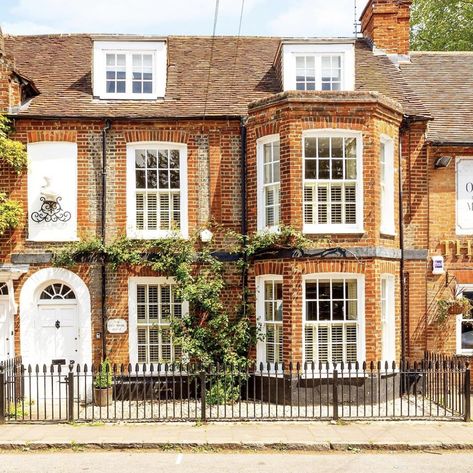 British Houses Aesthetic, English Apartment Exterior, Typical British House, Old English Townhouse, Townhouse Suburban, Cottagecore Townhouse, British Terrace House, British Apartment Exterior, British Suburban House