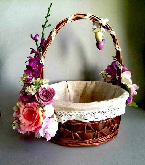 Decorated Baskets Ideas, Basket Decoration Ideas, Easter Basket Decoration, Fruit Basket Diy Gift, Fruit Flower Basket, Fruit Hampers, Wedding Gift Hampers, Basket Makeover, Decorating Easter Baskets