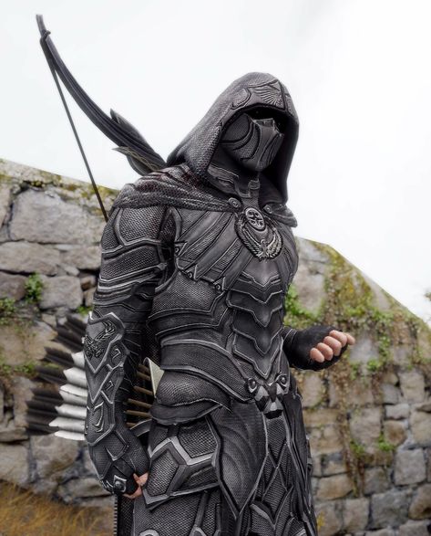 Stunning Skyrim Nightingale cosplay. Even the background looks straight out of Skyrim. Fantasy Helmet Design, Knight Helmet Design, Mroczny Elf, Nightingale Armor, Armadura Cosplay, Knight Helmet, Arte Ninja, Futuristic Armour, Knights Helmet