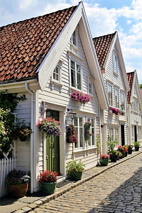 Scandinavian House Colors, Scandavian House, Scandinavian Building, Scandinavian Exterior House, Scandinavian Style House, Scandinavian Home Exterior, Scandinavian House Exterior, Norway Stavanger, Scandinavia House