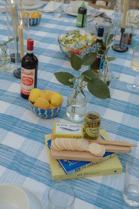 Italian Summer Dinner Party Table, Italian Inspired Backyard, Dinner Party Lighting, Backyard Pizza Party, Italian Dinner Table, Beach Dinner Parties, Dinner Party Style, Backyard Dinner, Italian Summer Aesthetic