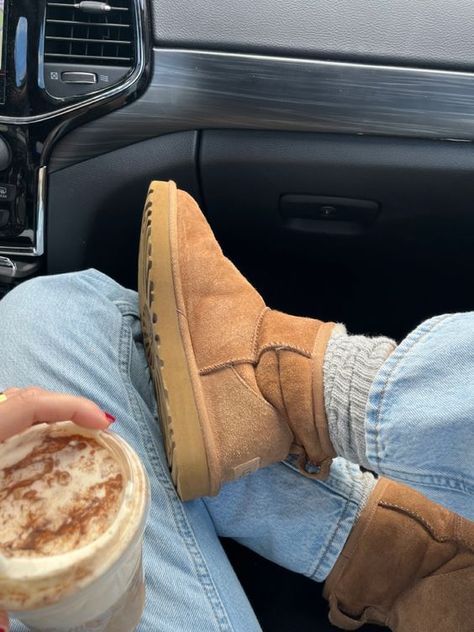 low cut uggs Fall Core, Fall Szn, Gilmore Girls Seasons, Skandinavian Fashion, Fall Inspo, Honey Brown, Fall Feels, Foto Ideas Instagram, Fall Fits