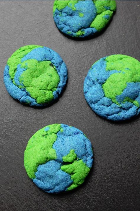 Get ready for Earth Day! Helping our kids to learn about our planet Earth can be a lot of fun. Here are 7 easy educational activities that use recycled ...READ → Earth Day Cookies, 귀여운 음식 그림, Outer Space Party, Earth Day Crafts, Outer Space Birthday, Space Birthday Party, Earth Day Activities, Space Birthday, Space Party