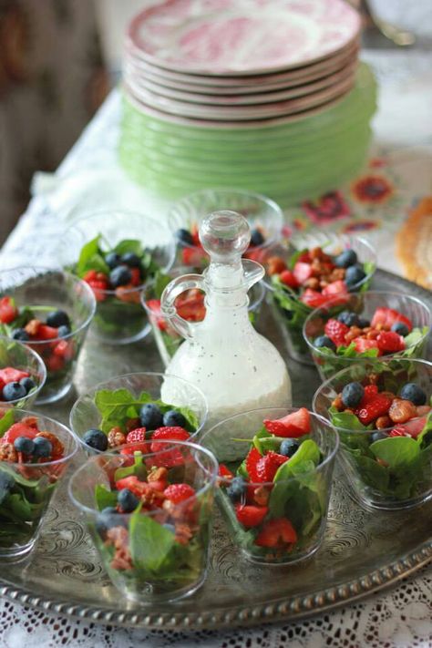 Party food. Strawberry spinach salad with poppy seed dressing Salad With Poppy Seed Dressing, Food Strawberry, Strawberry Spinach Salad, Decorações Com Comidas, Poppy Seed Dressing, Strawberry Spinach, Spinach Strawberry Salad, Food Displays, Shower Food