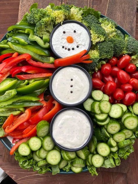 Christmas Veggie, Christmas Veggie Tray, Christmas Vegetables, The Tipsy Housewife, Tipsy Housewife, Christmas Platter, Vegetable Tray, Vegetable Platter, Christmas Recipes Appetizers