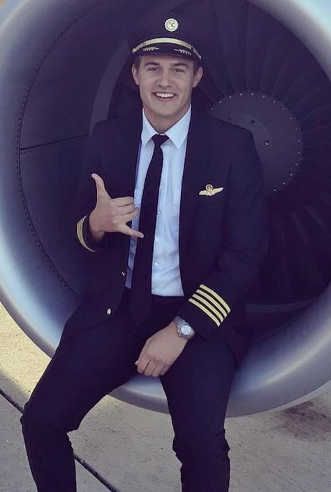 The Bachelorette's Peter the Pilot Is So Cute, He Can Get All My Roses Pilot Men Aesthetic, Emirates Pilot Uniform, Pilot Bf Aesthetic, Pilot Aesthetic Male, Pilot Uniform Men Aesthetic, Aesthetic Pilot Pictures, Male Pilot Aesthetic Airplane, Pilot Man, Pilot Uniform Men