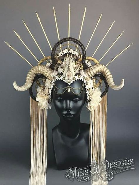 Horned Headdress, Gothic Mode, Mode Steampunk, Headpiece Diy, Head Pieces, Dragon Age Inquisition, Fantasias Halloween, Arte Inspo, Fantasy Costumes