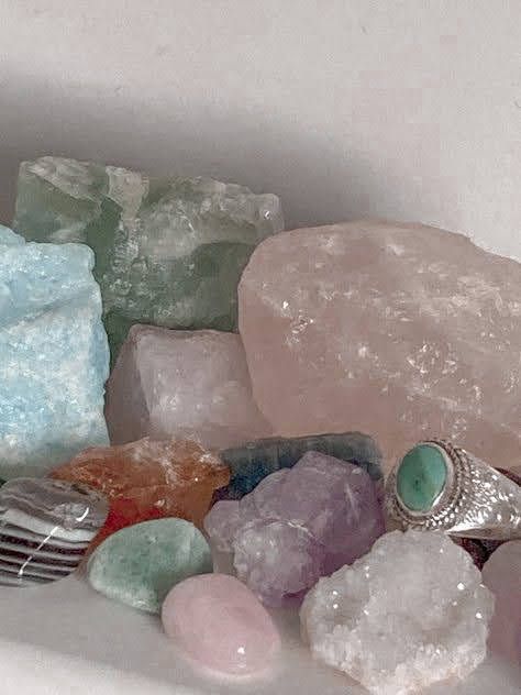 crystal stones quartz rock colorful stones aesthetic pretty silver ring jewelry Crystal Room, Crystal Vibes, Crystal Aesthetic, Spiritual Crystals, Pretty Rocks, Rocks And Crystals, Crystals And Gemstones, Pretty Pictures, Room Inspo