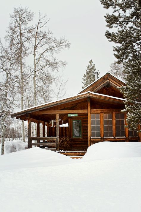 Canadian Ranch House, Small Alaskan Cabin, Organizing A Garage, Alaskan Cabin, Small Ranch House, Christmas Cabin, Cabin Retreat, Log Cabin Ideas, Guest Ranch