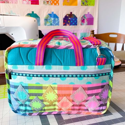 byannie • Instagram Tula Pink Bags, Byannie Bags, Sew Bags, Quilted Bags, Pink Bags, Fabric Purses, Tula Pink, Bag Patterns To Sew, Quilted Bag