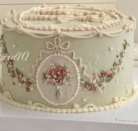 Regency Wedding Cake, Small Vintage Cake, Victorian Cakes Vintage, 2 Tier Vintage Cake, Victorian Cake Design, Vintage Baby Shower Cake, Bridgerton Cake, Marie Antoinette Cake, Christian Cakes