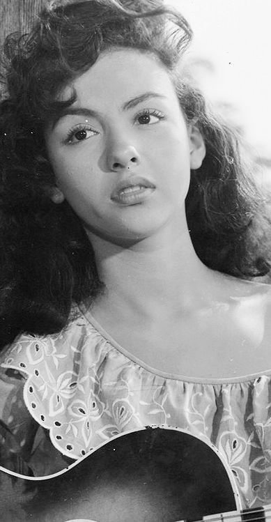 Rita Moreno 1950 50s Actresses, The Electric Company, Mexican Hairstyles, The King And I, Seductive Style, Rita Moreno, Vintage Hollywood Glamour, Vintage Black Glamour, Electric Company