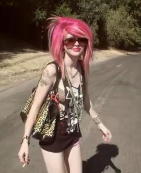 Scene Queens 2000s, Amor Hilton, Diy Scene Clothes, Scene Girl 2000s, Emo Poses, Scenecore Fashion, Early 2000s Emo Fashion, Scene Emo 2000s, Scene Queen Outfit