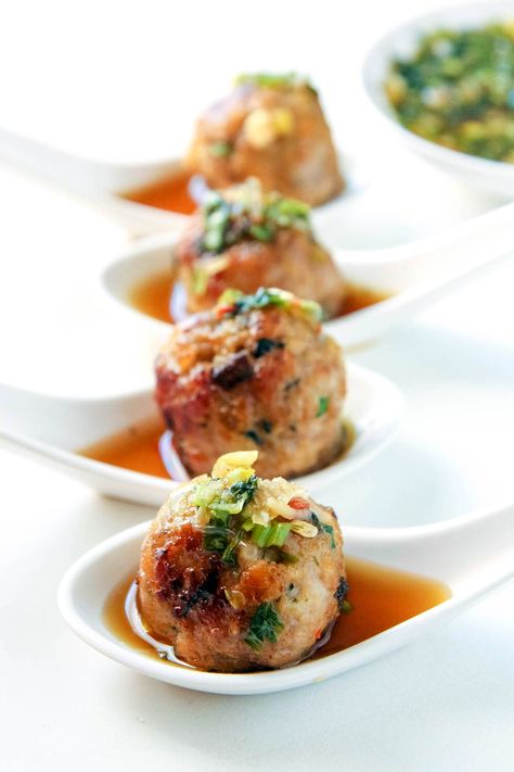 Thai Style Pork Meatballs by leelalicious #Meaetballs #Pork #Thai Thai Mat, Thai Meatballs, Sweet Chili Sauce Recipe, French Dinner, Coconut Curry Soup, Tasty Meatballs, Pork Meatballs, Sweet Chili Sauce, Thai Style