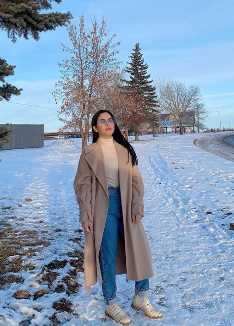 Kashmir Outfits For Women, Winter Vacation Outfits Casual, Manali With Friends, Snow Dress Outfit Winter, Shimla Outfits, Manali Outfit Ideas, Winter Getaway Outfits, Snow Attire, Winter Western Outfits Women