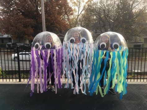 Jellyfish Costume Diy, Scary Sea Creatures, Sea Creature Costume, Under The Sea Costumes, Sea Costume, Jellyfish Costume, Teacher Halloween Costumes, Fish Costume, Ocean Theme Party