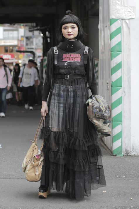 Mesh Dress Outfit Street Style, Mesh Dress Outfit, Outfits For Japan, Tulle Fashion, Japan Fashion Street, Tokyo Fashion Week, Street Style Aesthetic, Tokyo Street Style, Tokyo Street