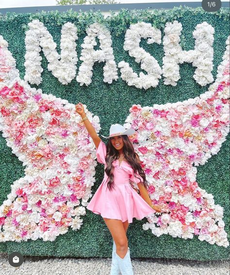 Nashville Tennessee Shopping, Nashville Murals Poses, All Pink Nashville Outfit, Nashville Photo Spots, 21st Birthday In Nashville, Nashville Instagram Pictures, Nashville Poses, Nashville Birthday Outfit, Nashville Picture Ideas