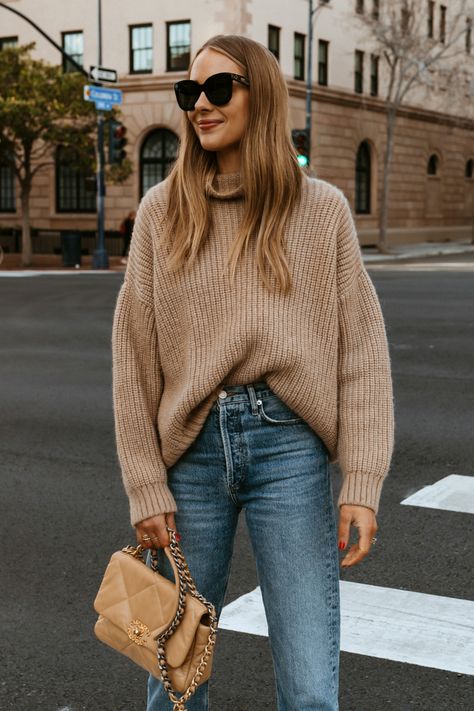 Tan Sweater Jeans Outfit, Tan Pullover Outfit, Beige Sweater Outfit Fall, Brown Sweater With Jeans, Tan Handbag Outfit, Tan Jumper Outfit, Oversized Beige Sweater Outfit, Outfit Pull Beige, Beige Handbag Outfit