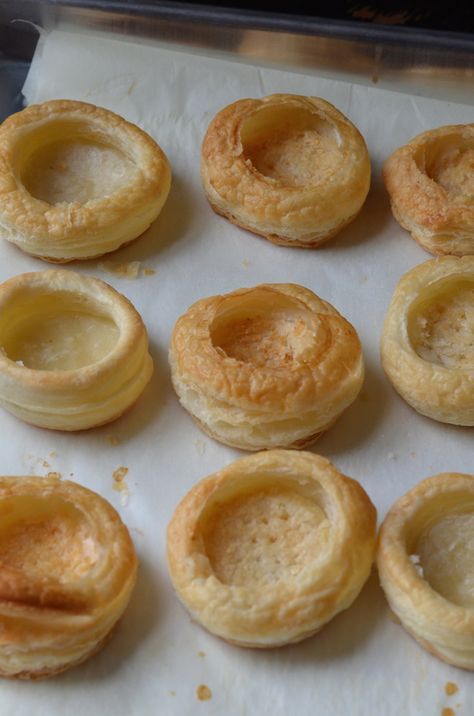 How to make easy puff pastry shells for appetizers using a sheet of frozen puff pastry. Perfect for party bites and desserts. Diy Puff Pastry, Pastry Cups, Puff Pastry Chicken, Puff Pastry Recipes Dessert, Choux Puff, Puff Pastry Shells, Pastries Recipes Dessert, Resep Pasta, Eclair Recipe