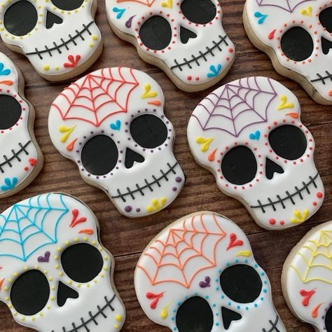 Skull Cookies Halloween, Halloween Skull Cookies Decorated, Sugar Skull Cookies Royal Icing, Sugar Skull Sugar Cookies, Skull Sugar Cookies Decorated, Day Of The Dead Sugar Cookies, Skull Cookies Royal Icing, Halloween Sugar Cookies Decorated Easy, Day Of The Dead Cookies Decorated